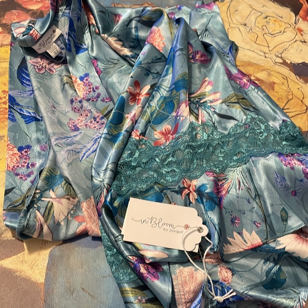Short Robe - Picture 2 of 3